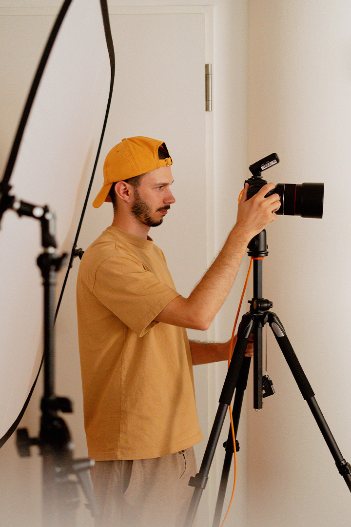 Portrait von Lukas Weber beim Fotografieren am Set.