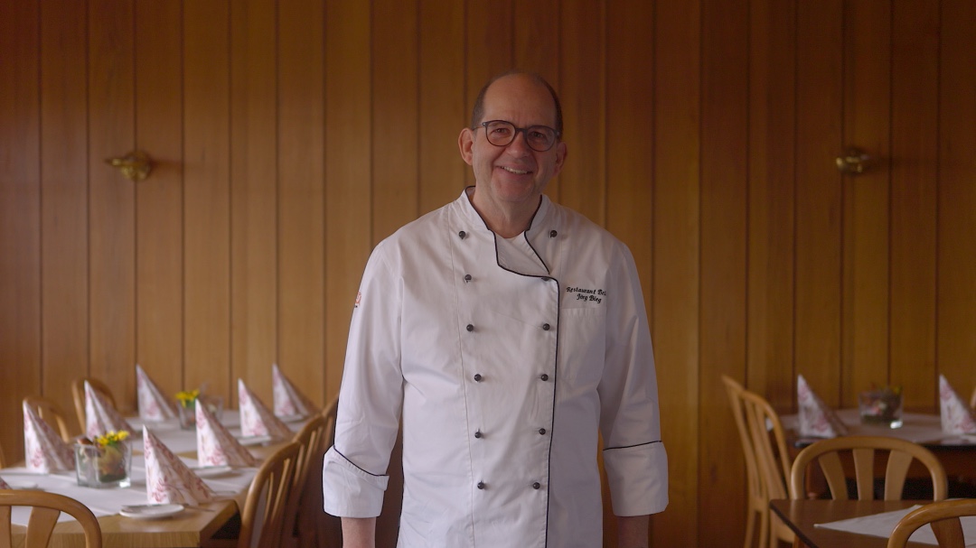 Portrait von Jörg Bieg in seinem Restaurant, lächelnd.