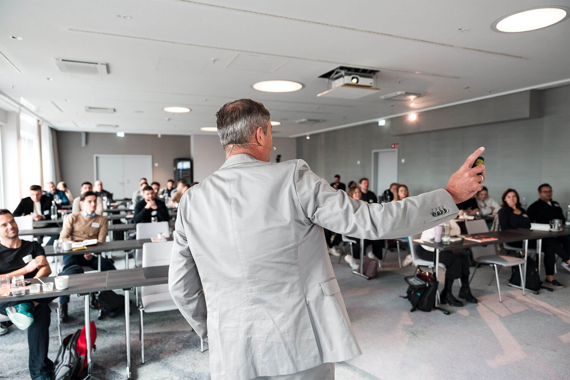 lukas-weber-business-event-photography-hamburg-finally-freelancing-speaker-wide