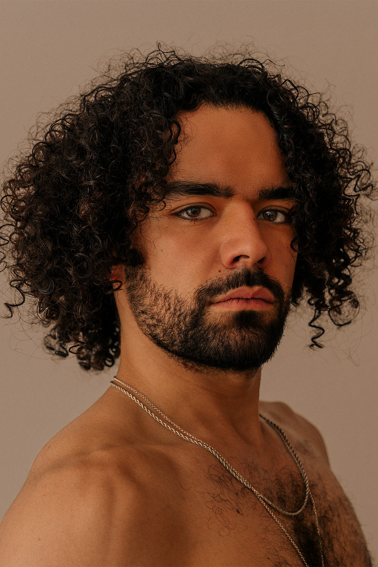 Gusti-portrait-high-1920-1280px